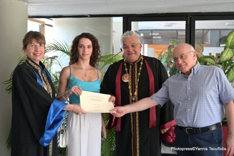 Στη φωτογραφία η απόφοιτος, με τον πρύτανη του ΑΠΘ, την κοσμητόρισσα της ΣΘΕ και τον πρόεδρο του Τμήματος Μαθηματικών
(φωτ.: facebook.com/sci.auth.gr)