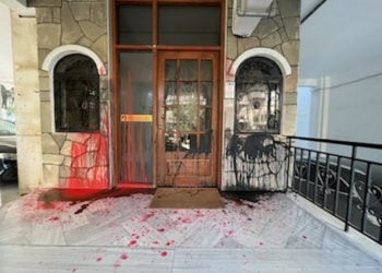 Επίθεση με μπογιές στην είσοδο της πολυκατοικίας που διαμένει ο βουλευτής Θεσσαλονίκης της ΝΔ Σάββας Αναστασιάδης (Πηγή φωτ.: Δελτίο Τύπου Σάββα Αναστασιάδη)