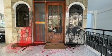 Επίθεση με μπογιές στην είσοδο της πολυκατοικίας που διαμένει ο βουλευτής Θεσσαλονίκης της ΝΔ Σάββας Αναστασιάδης (Πηγή φωτ.: Δελτίο Τύπου Σάββα Αναστασιάδη)