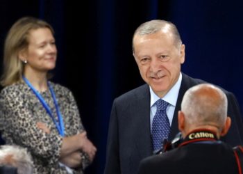 Ο Τούρκος πρόεδρος στη Σύνοδο Κορυφής του NATO στο συνεδριακό κέντρο IFEMA, στη Μαδρίτη της Ισπανίας (φωτ.: EPA/SERGIO PEREZ)