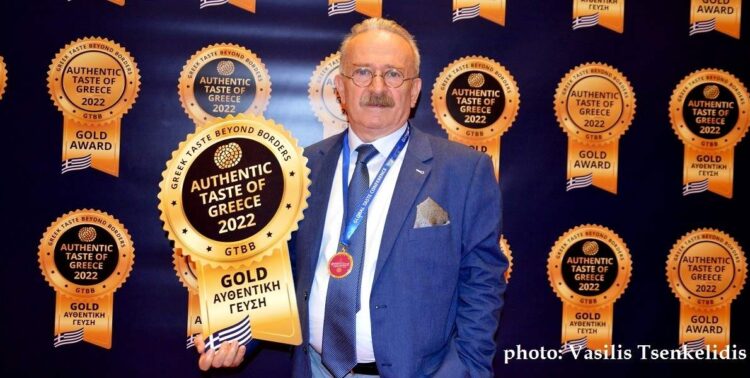 Ο Γεώργιος Ηλιάδης με το χρυσό μετάλλιο στην κατηγορία «Η αυθεντική γεύση της Ελλάδας», στις 12 Ιουλίου 2022 (φωτ.: Βασίλης Τσενκελίδης)