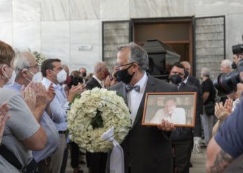 Η πολιτική κηδεία του Ηλία Νικολακόπουλου στο Α΄ Νεκροταφείο (Φωτ.: Eurokinissi/Βασίλης Ρεμπάπης)