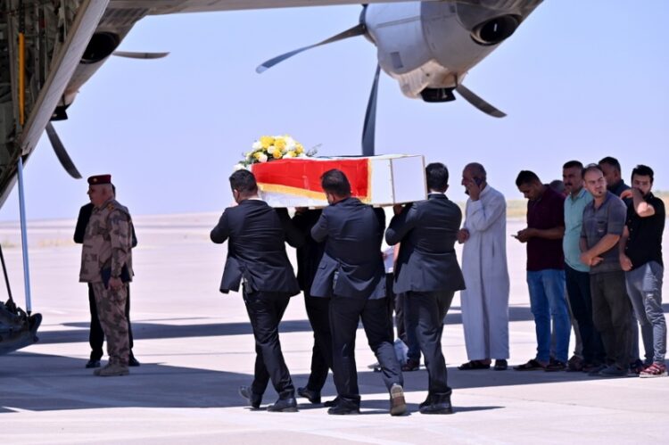 Ιρακινοί μεταφέρουν σε στρατιωτικό αεροπλάνο φέρετρο με τη σορό ενός εκ των ομοεθνών τους τουριστών που έχασαν τη ζωή τους από το χτύπημα των τουρκικών δυνάμεων σε θέρετρο της πόλης Ντοχούκ (φωτ.: EPA/GAILAN HAJI)