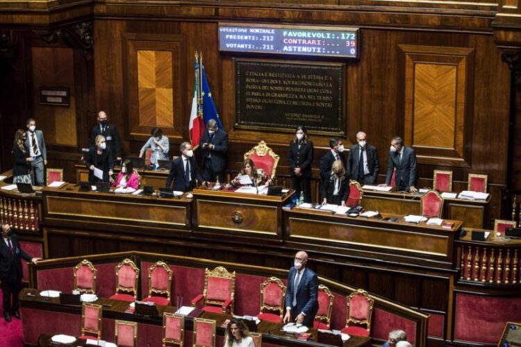 Άποψη της ιταλικής Γερουσίας, μετά τη σημερινή ψηφοφορία για την ψήφο εμπιστοσύνης στην κυβέρνηση (φωτ,:   EPA/ANGELO CARCONI)