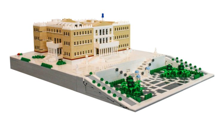 Ακριβές μοντέλο του κτιρίου της Βουλής των Ελλήνων έφτιαξε, με περίπου 5000 κομματάκια lego, ο 36χρονος Γιώργος Πατέλης από τη Θεσσαλονίκη (Φωτ.: ΑΠΕ-ΜΠΕ)