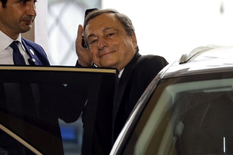 Η στιγμή που ο Μάριο Ντράγκι αποχωρεί από το Παλάτσο Τζουστινιάνι και αφού έχει ανακοινώσει την παραίτησή του από το αξίωμα του πρωθυπουργού στον Ιταλό πρόεδρο Σέρτζιο Ματαρέλα (φωτ.:   EPA/FABIO FRUSTACI)