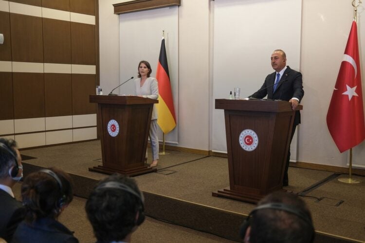 Κοινές δηλώσεις του υπουργού Εξωτερικών της Τουρκίας Μεβλούτ Τσαβούσογλου και της υπουργού Εξωτερικών της Γερμανίας Αναλένα Μπέρμποκ στην Κωνσταντινούπολη (Φωτ.: EPA/Sedat Suna)