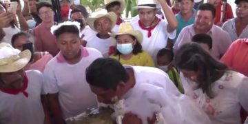 Η στιγμή που ο Μεξικανός δήμαρχος φιλάει τη... νύφη (πηγή: YouTube/24Horas)