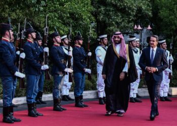 Στιγμιότυπο από την άφιξη του πρίγκιπα διαδόχου το βασιλείου της Σαουδικής Αραβίας Μοχάμεντ μπιν Σαλμάν αλ Σαούντ στο Μέγαρο Μαξίμου, όπου τον υποδέχθηκε ο Κυριάκος Μητσοτάκης (φωτ.: Τατιάνα Μπόλαρη /EUROKINISSI)