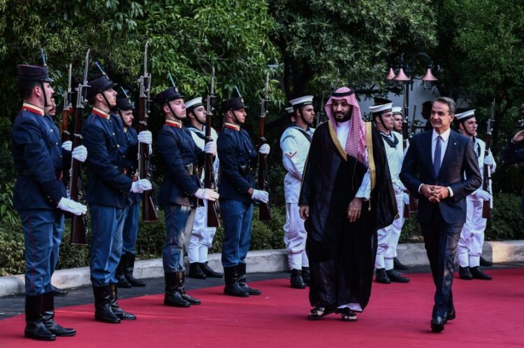 Στιγμιότυπο από την άφιξη του πρίγκιπα διαδόχου το βασιλείου της Σαουδικής Αραβίας Μοχάμεντ μπιν Σαλμάν αλ Σαούντ στο Μέγαρο Μαξίμου, όπου τον υποδέχθηκε ο Κυριάκος Μητσοτάκης (φωτ.: Τατιάνα Μπόλαρη /EUROKINISSI)