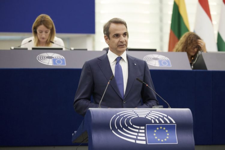 Ο πρωθυπουργός Κυριάκος Μητσοτάκης, απευθύνει ομιλία στην Ολομέλεια του Ευρωπαϊκού Κοινοβουλίου, στο Στρασβούργο, την Τρίτη 5 Ιουλίου 2022. (Φωτ.: ΑΠΕ-ΜΠΕ/Γραφείο Τύπου πρωθυπουργού/Δημήτρης Παπαμήτσος)