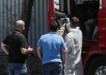 Νεκρός εντοπίστηκε άνδρας μέσα σε  φορτηγό στην οδό Κέννεντυ, σε πάρκινγκ της Λαχαναγοράς του Ρέντη, Παρασκευή 29 Ιουλίου 2022. (Φωτ.: Eurokinissi/Σωτήρης Δημητρόπουλος)