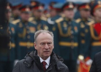 Ο Νικολάι Πατρούσεφ παρακολουθεί τη στρατιωτική παρέλαση στην Κόκκινη πλατεία, στη Μόσχα (φωτ. αρχείου: ΕPA / Maxim Shipenkov)