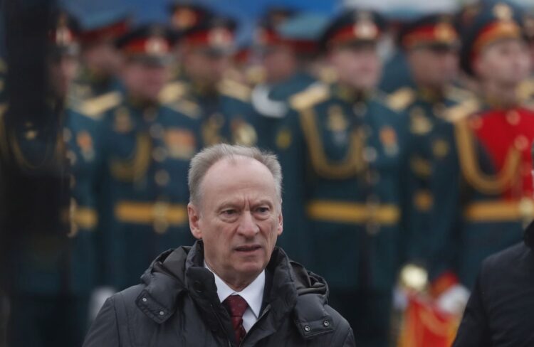 Ο Νικολάι Πατρούσεφ παρακολουθεί τη στρατιωτική παρέλαση στην Κόκκινη πλατεία, στη Μόσχα (φωτ. αρχείου: ΕPA / Maxim Shipenkov)