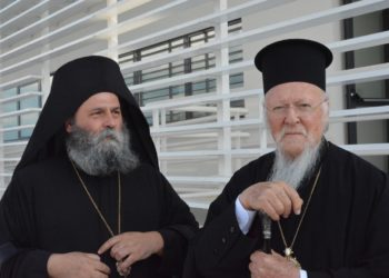 Ο Μητροπολίτης Ιωαννίνων κ. Μάξιμος υποδέχεται τον Οικουμενικό Πατριάρχη κ. Βαρθολομαίο στα Ιωάννινα (Φωτ.: Facebook.com/ ecumenicalpatriarchate)