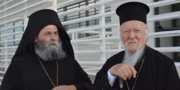 Ο Μητροπολίτης Ιωαννίνων κ. Μάξιμος υποδέχεται τον Οικουμενικό Πατριάρχη κ. Βαρθολομαίο στα Ιωάννινα (Φωτ.: Facebook.com/ ecumenicalpatriarchate)