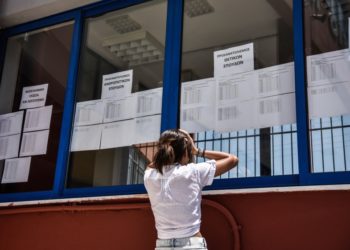 Υποψήφια σε λύκειο της Πρέβεζας, βλέπει τους βαθμούς της στις Πανελλαδικές 2022,(φωτ.: Γιώργος Ευσταθίου/EUROKINISSI)