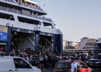 Αναχώρηση ταξιδιωτών από το λιμάνι του Πειραιά για τα νησιά του Αιγαίου το πρωΐ της Παρασκευής 1 Ιουλίου 2022. (Φωτ.: Eurokinissi/Αναστάσης Ναρεκιάν)