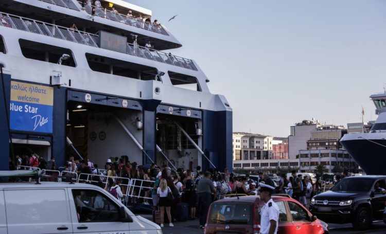 Αναχώρηση ταξιδιωτών από το λιμάνι του Πειραιά για τα νησιά του Αιγαίου το πρωΐ της Παρασκευής 1 Ιουλίου 2022. (Φωτ.: Eurokinissi/Αναστάσης Ναρεκιάν)