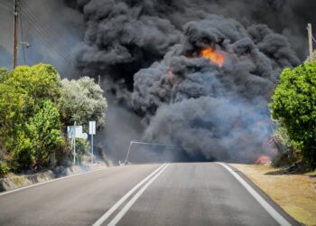 Σε εξέλιξη μεγάλη πυρκαγιά στα Κρέστενα στην Ηλεία, εκκενώνεται o οικισμός Σκυλλουντία, Κυριακή 24 Ιουλίου 2022 (ilialive.gr/Γιάννης Σπυρούνης/Eurokinissi)