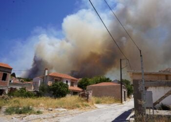 Εκκένωση του χωριού Βρίσα στην Λέσβο, Κυριακή 24 Ιουλίου 2022. ( Φωτ.: Παναγιώτης Μπαλάσκας/Eurokinissi)