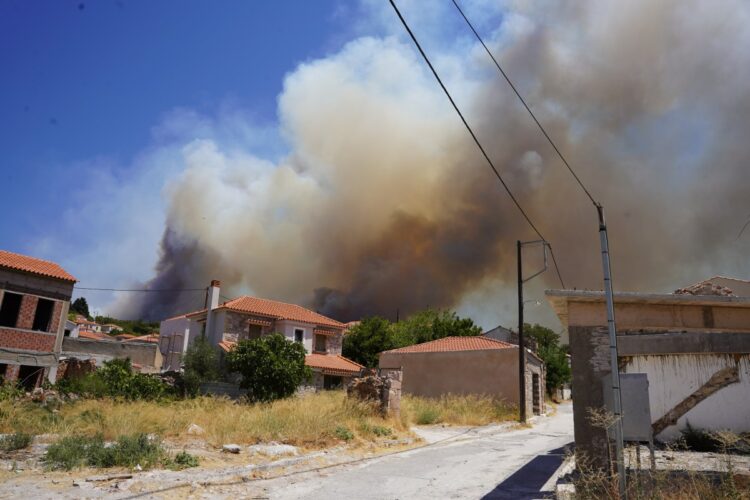 Εκκένωση του χωριού Βρίσα στην Λέσβο, Κυριακή 24 Ιουλίου 2022. ( Φωτ.: Παναγιώτης Μπαλάσκας/Eurokinissi)