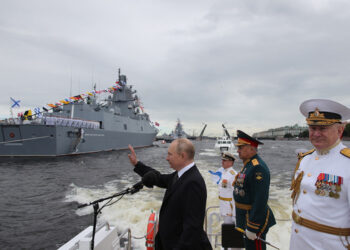 Ο πρόεδρος της Ρωσίας μαζί με τον υπουργό Άμυνας και τον αρχηγό του Ναυτικού στην Αγία Πετρούπολη για την Ημέρα του Ρωσικού Στόλου (φωτ.: SPUTNIK / Kremlin POOL / Mikhail Klimentyev)
