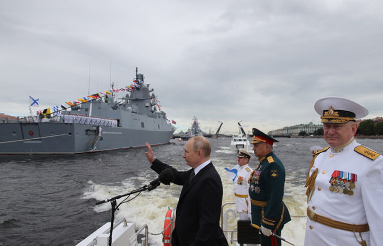 Ο πρόεδρος της Ρωσίας μαζί με τον υπουργό Άμυνας και τον αρχηγό του Ναυτικού στην Αγία Πετρούπολη για την Ημέρα του Ρωσικού Στόλου (φωτ.: SPUTNIK / Kremlin POOL / Mikhail Klimentyev)