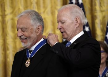 Ο πρόεδρος Μπάιντεν απονέμει στον πάτερ Αλέξανδρο Καρλούτσο το Προεδρικό Μετάλλιο της Ελευθερίας (φωτ.: EPA / Ken Cedeno)