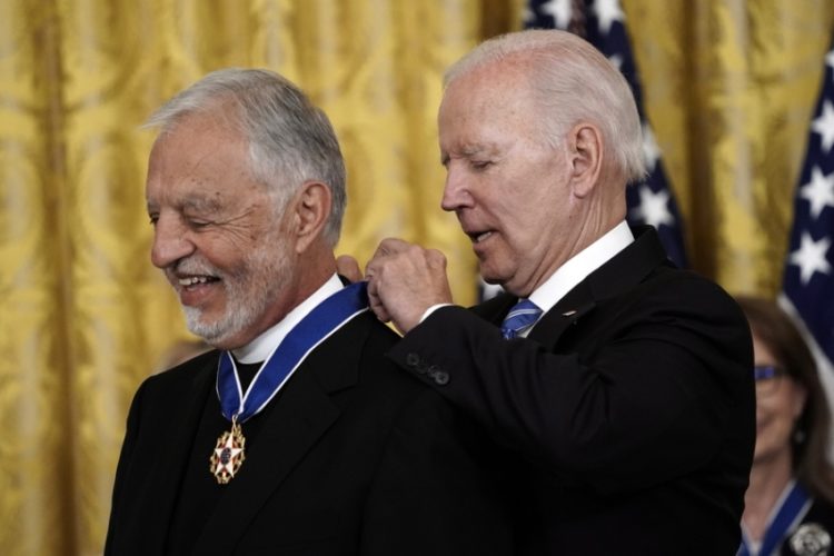 Ο πρόεδρος Μπάιντεν απονέμει στον πάτερ Αλέξανδρο Καρλούτσο το Προεδρικό Μετάλλιο της Ελευθερίας (φωτ.: EPA / Ken Cedeno)