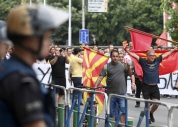 Υποστηρικτές του VMRO - DPMNE διαδηλώνουν στα Σκόπια κατά της προτεινόμενης συμφωνίας της ΕΕ για τη διευθέτηση των διαφορών μεταξύ Σκοπίων και Βουλγαρίας. 10 Ιουλίου 2022 (Φωτ.: EPA/Georgi Licovski)