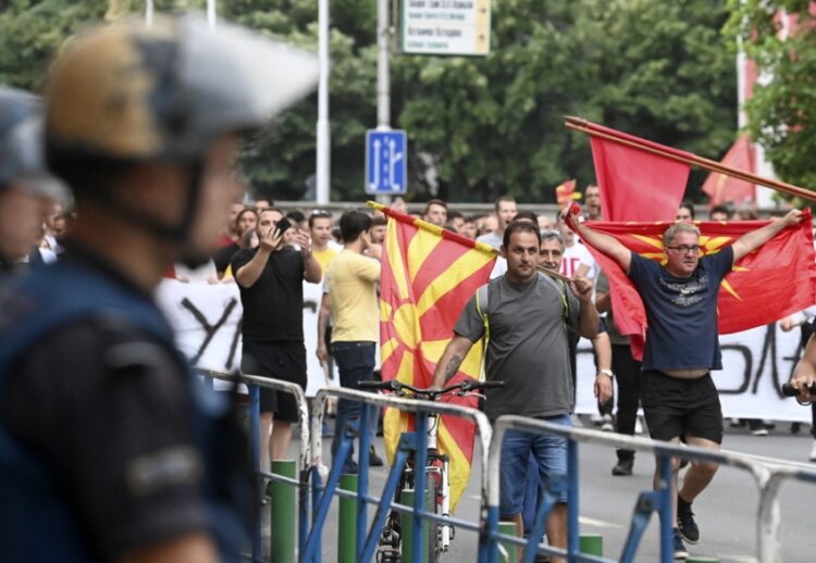 Υποστηρικτές του VMRO - DPMNE διαδηλώνουν στα Σκόπια κατά της προτεινόμενης συμφωνίας της ΕΕ για τη διευθέτηση των διαφορών μεταξύ Σκοπίων και Βουλγαρίας. 10 Ιουλίου 2022 (Φωτ.: EPA/Georgi Licovski)