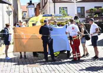 Μια γυναίκα θύμα επίθεσης με μαχαίρι στο πολιτικό φεστιβάλ του σουηδικού νησιού Γκότλαντ (Φωτ.: EPA/Henrik Montgomery)