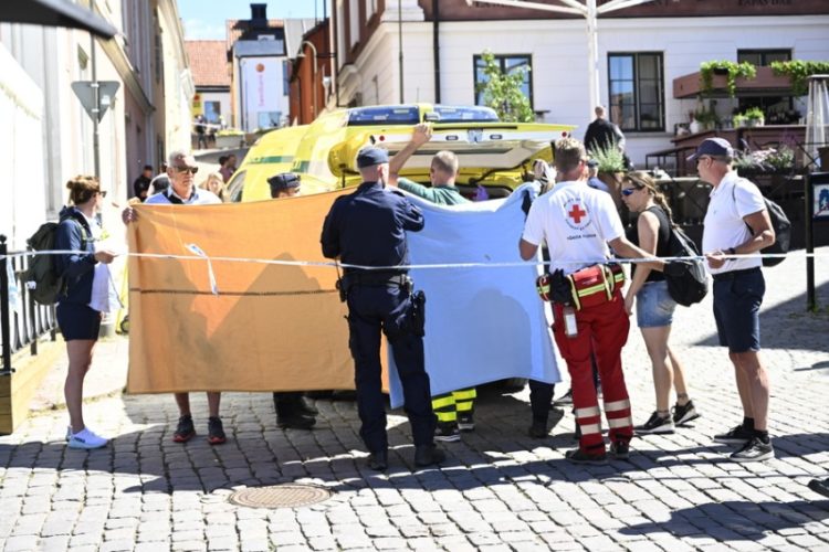 Μια γυναίκα θύμα επίθεσης με μαχαίρι στο πολιτικό φεστιβάλ του σουηδικού νησιού Γκότλαντ (Φωτ.: EPA/Henrik Montgomery)