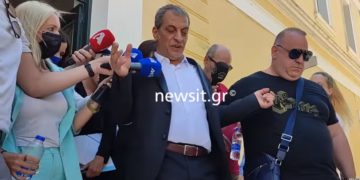 Ο Θέμης Αδαμαντίδης κατά την έξοδό του από τα δικαστήρια μετά την απόφαση να αφεθεί ελεύθερος με περιοριστικούς όρους, 2 Ιουλίου 2022 (Φωτ.:Youtube/newsittv)