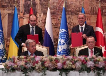 Ο Τούρκος πρόεδρος Ρετζέπ Ταγίπ Ερντογάν, ο γ.γ. του ΟΗΕ Αντόνιο Γκουτέρες, ο υπουργός Υποδομών της Ουκρανίας Ολεξάντρ Κουμπρακόφ και ο υπουργός Άμυνας Χουλουσί Ακάρ, κατά τη διάρκεια υπογραφής της συμφωνίας για την εξαγωγή των ουκρανικών σιτηρών (φωτ.: EPA/SEDAT SUNA)