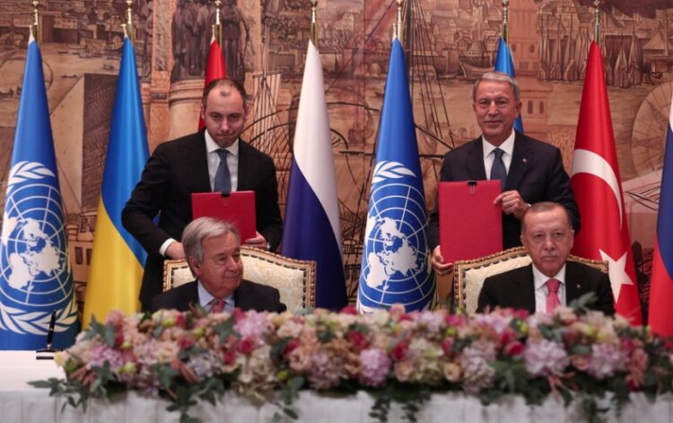 Ο Τούρκος πρόεδρος Ρετζέπ Ταγίπ Ερντογάν, ο γ.γ. του ΟΗΕ Αντόνιο Γκουτέρες, ο υπουργός Υποδομών της Ουκρανίας Ολεξάντρ Κουμπρακόφ και ο υπουργός Άμυνας Χουλουσί Ακάρ, κατά τη διάρκεια υπογραφής της συμφωνίας για την εξαγωγή των ουκρανικών σιτηρών (φωτ.: EPA/SEDAT SUNA)