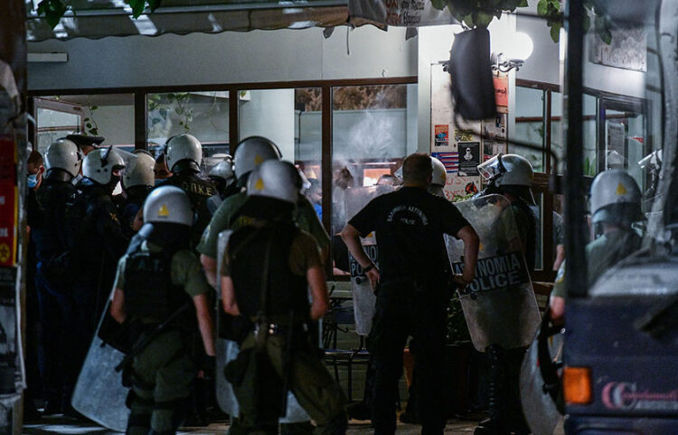 Επέμβαση της Αστυνομίας στην πλατεία των Εξαρχείων για την απαγόρευση φεμινιστικής πορείας (φωτ.: EUROKINISSI / Τατιάνα Μπόλαρη)