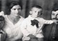 Ο παππούς του Γεώργιου Γρηγοριάδη, Κωνσταντίνος Γρηγοριάδης, με τη γιαγιά Ελένη Γεμιχόπουλου με τα παιδιά τους τον Ιωάννη (πατέρας Γεώργιου) και τη Μαρία, το 1931 (φωτ.: αρχείο Γεώργιου Γρηγοριάδη)