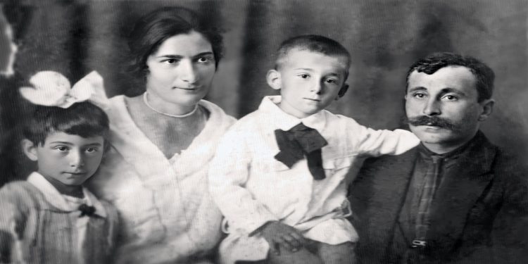 Ο παππούς του Γεώργιου Γρηγοριάδη, Κωνσταντίνος Γρηγοριάδης, με τη γιαγιά Ελένη Γεμιχόπουλου με τα παιδιά τους τον Ιωάννη (πατέρας Γεώργιου) και τη Μαρία, το 1931 (φωτ.: αρχείο Γεώργιου Γρηγοριάδη)