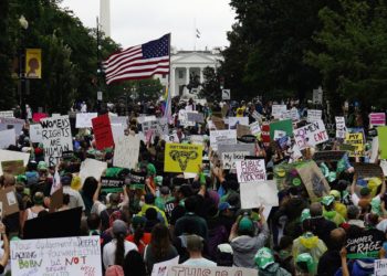 Διαδηλωτές που τάσσονται υπέρ των αμβλώσεων, συγκεντρωμένοι έξω από τον Λευκό Οίκο (φωτ.: EPA / Will Oliver)