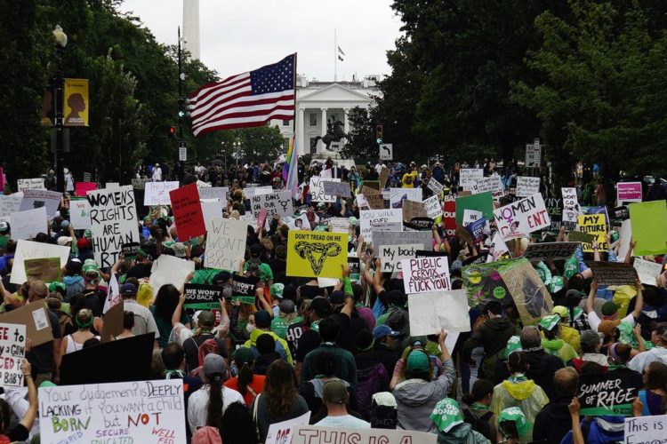 Διαδηλωτές που τάσσονται υπέρ των αμβλώσεων, συγκεντρωμένοι έξω από τον Λευκό Οίκο (φωτ.: EPA / Will Oliver)