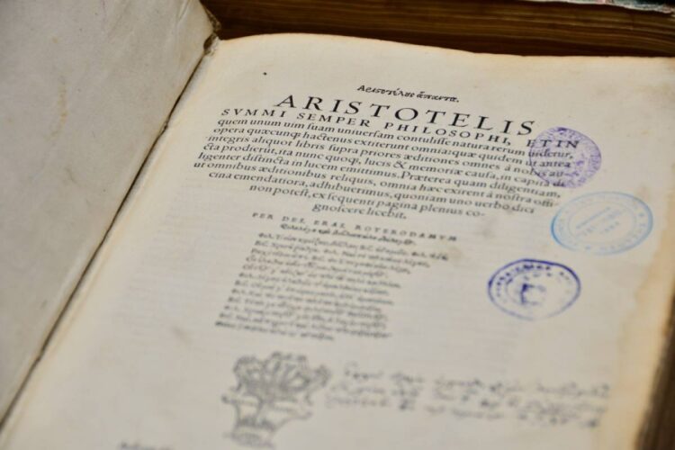 Τα «Άπαντα του Αριστοτέλη» φυλάσσονται στην Εθνική Βιβλιοθήκη Αργυρουπόλεως «Ο Κυριακίδης» (φωτ.: facebook.com/elpnaousas)