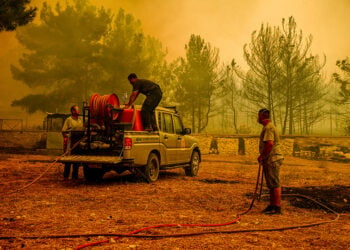 Εθελοντές στην κατάσβεση της φωτιάς Λέσβο, στην περιοχή Ρογκάδα των Βατερών (φωτ.: EUROKINISSI / Παναγιώτης Μπαλάσκας)