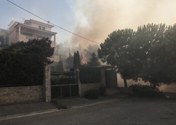 Δεύτερη ημέρα της καταστροφικής πυρκαγιάς (φωτ.: EUROKINISSI / Σωτήρης Δημητρόπουλος)