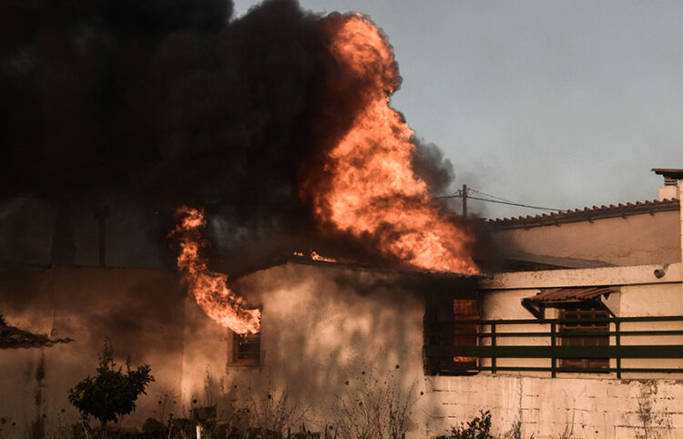 Σπίτια έχουν παραδοθεί στις φλόγες (φωτ.: EUROKINISSI / Τατιάνα Μπόλαρη)