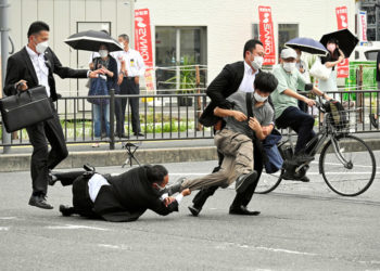 Οι ιαπωνικές Αρχές ακινητοποιούν τον φερόμενο ως δολοφόνο του Σίνζο Άμπε (φωτ.: EPA / The Asahi Shimbun)