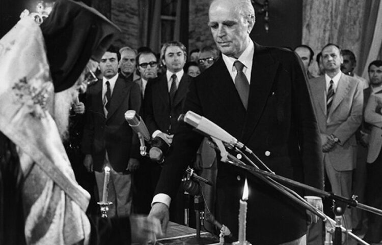 Κυβέρνηση Εθνικής Ενότητας. Ο Κωνσταντίνος Καραμανλής ορκίζεται πρωθυπουργός από τον Αρχιεπίσκοπο Σεραφείμ, 24 Ιουλίου 1974 (πηγή: Αρχείο ΕΡΤ / Συλλογή Αρ. Σαρρηκώστα)