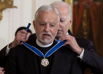 Ο Τζο Μπάιντεν απονέμει το προεδρικό Μετάλλιο της Ελευθερίας στον πατέρα Αλέξανδρο Καρλούτσο (φωτ.: EPA / Michael Reynolds)