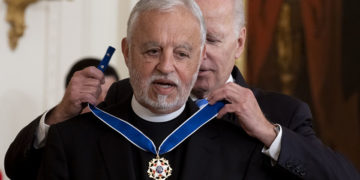 Ο Τζο Μπάιντεν απονέμει το προεδρικό Μετάλλιο της Ελευθερίας στον πατέρα Αλέξανδρο Καρλούτσο (φωτ.: EPA / Michael Reynolds)